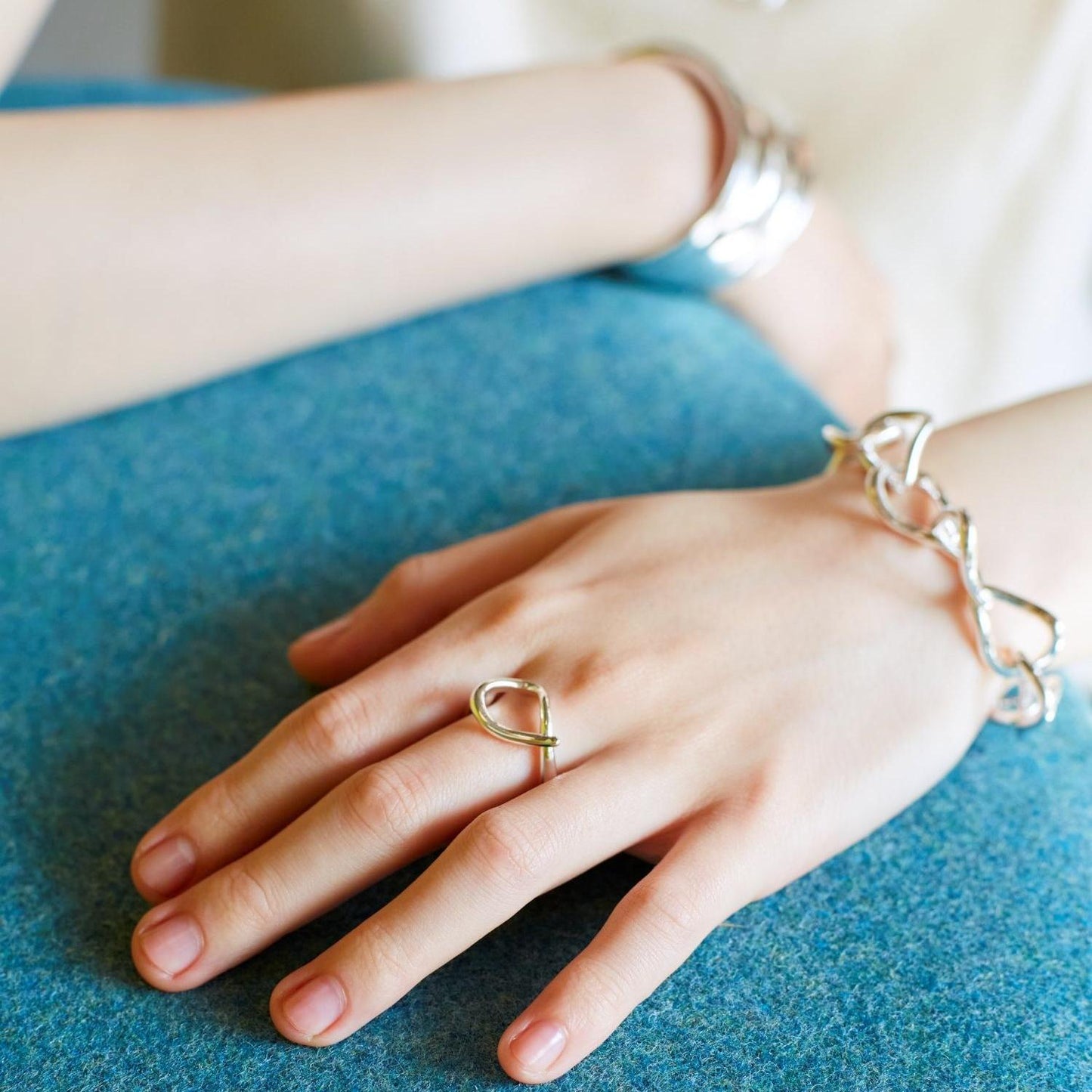 Hook motif Ring