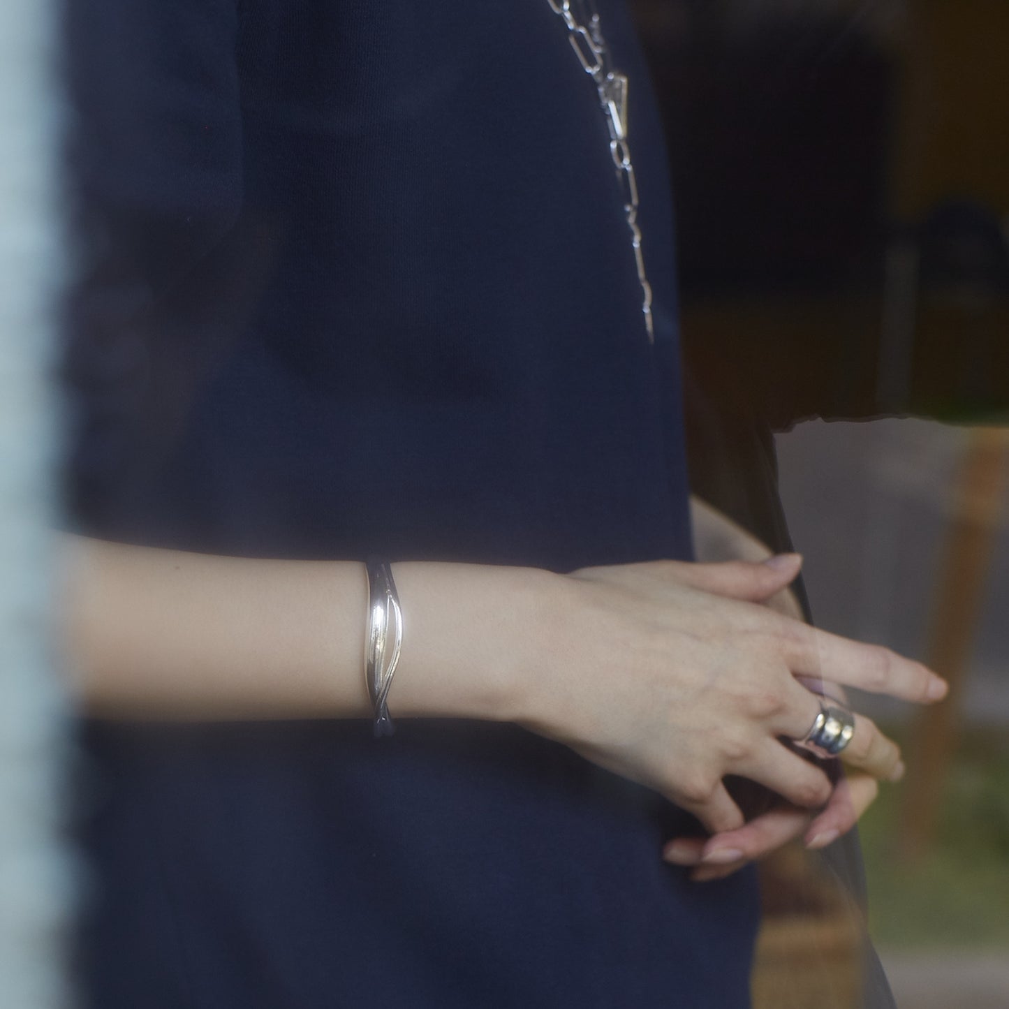 Nuance line cross Bangle