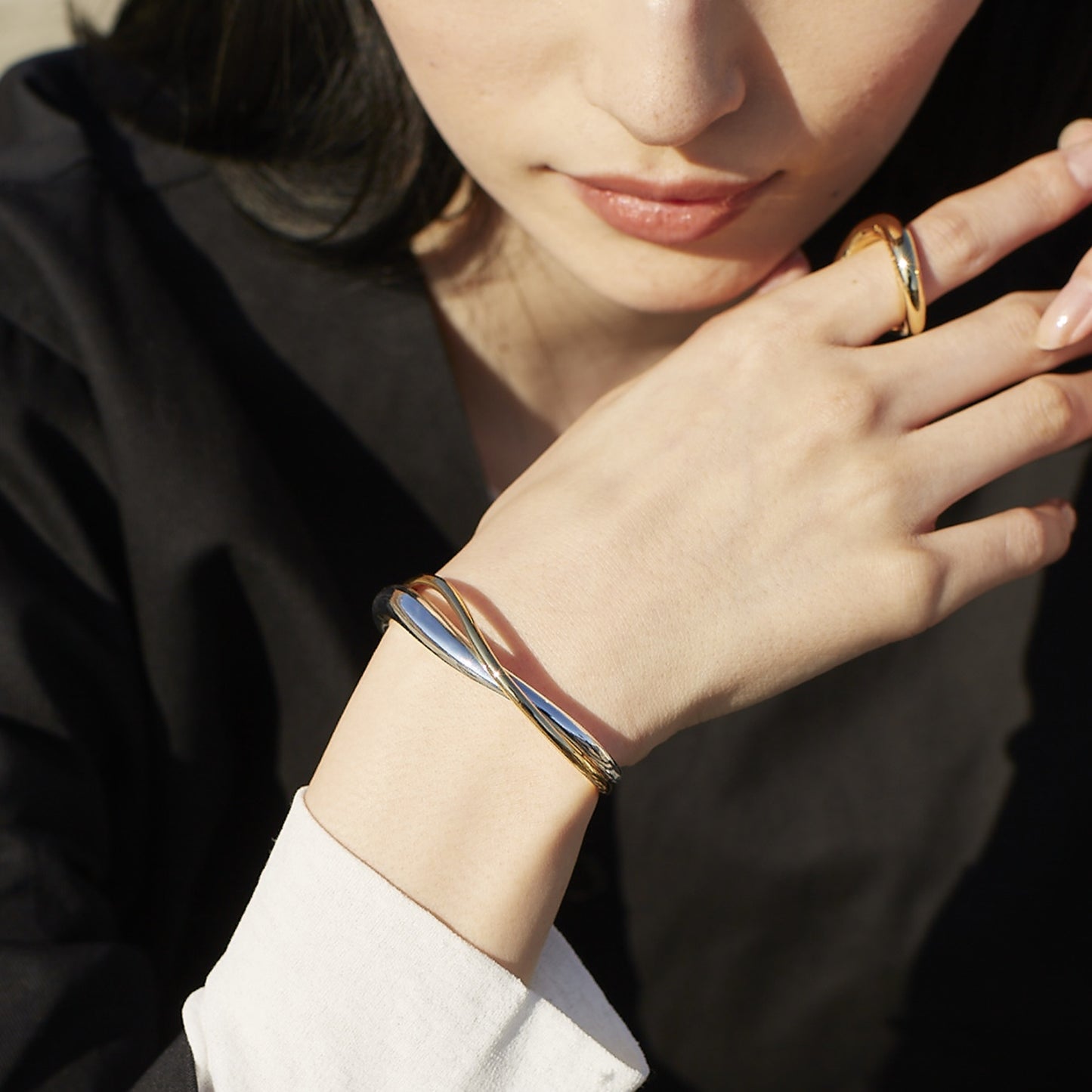 Nuance line cross Bangle