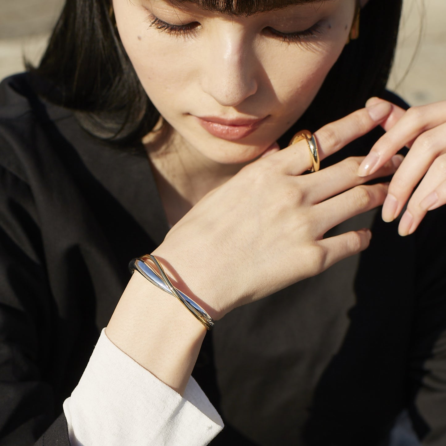 Nuance line cross Bangle
