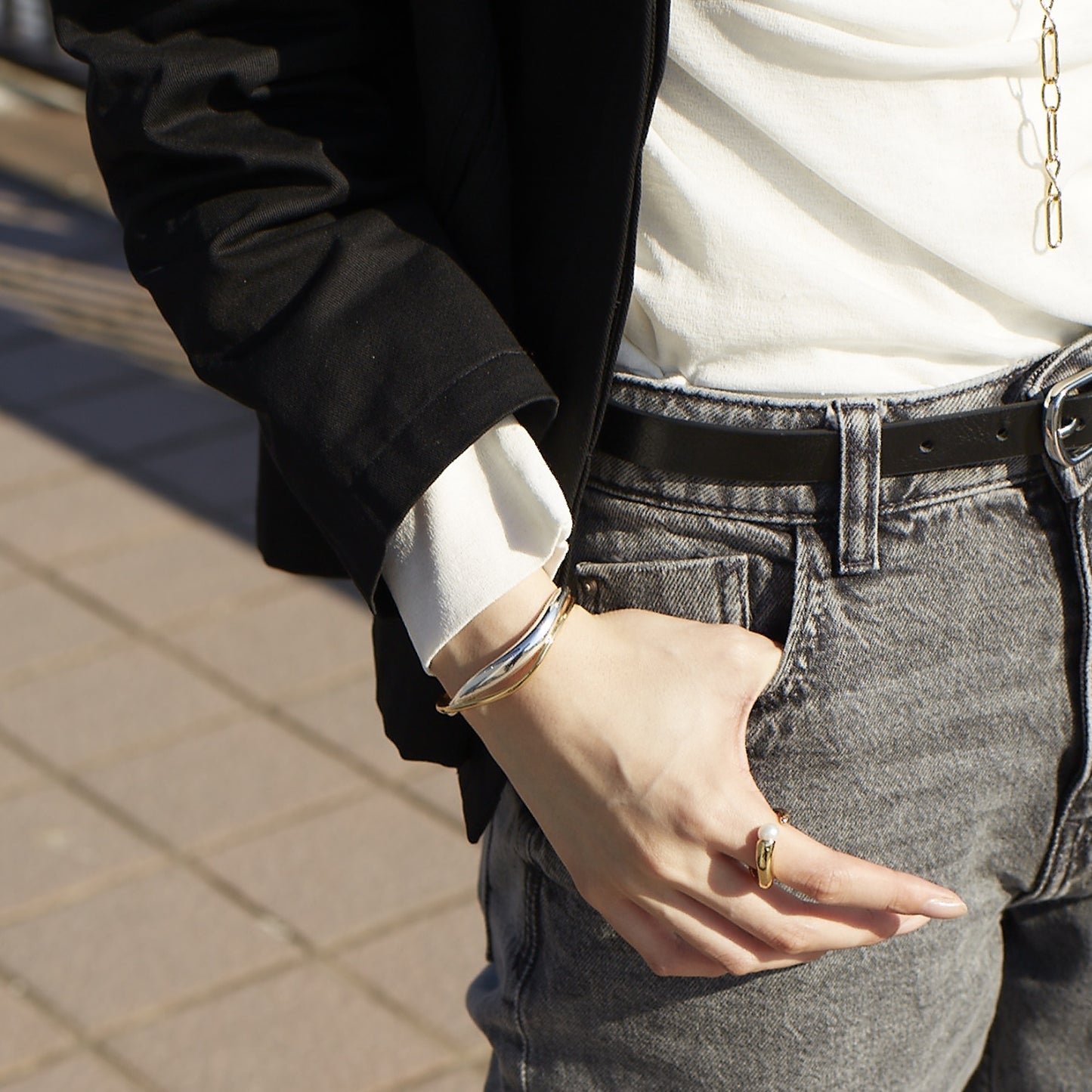 Nuance line cross Bangle