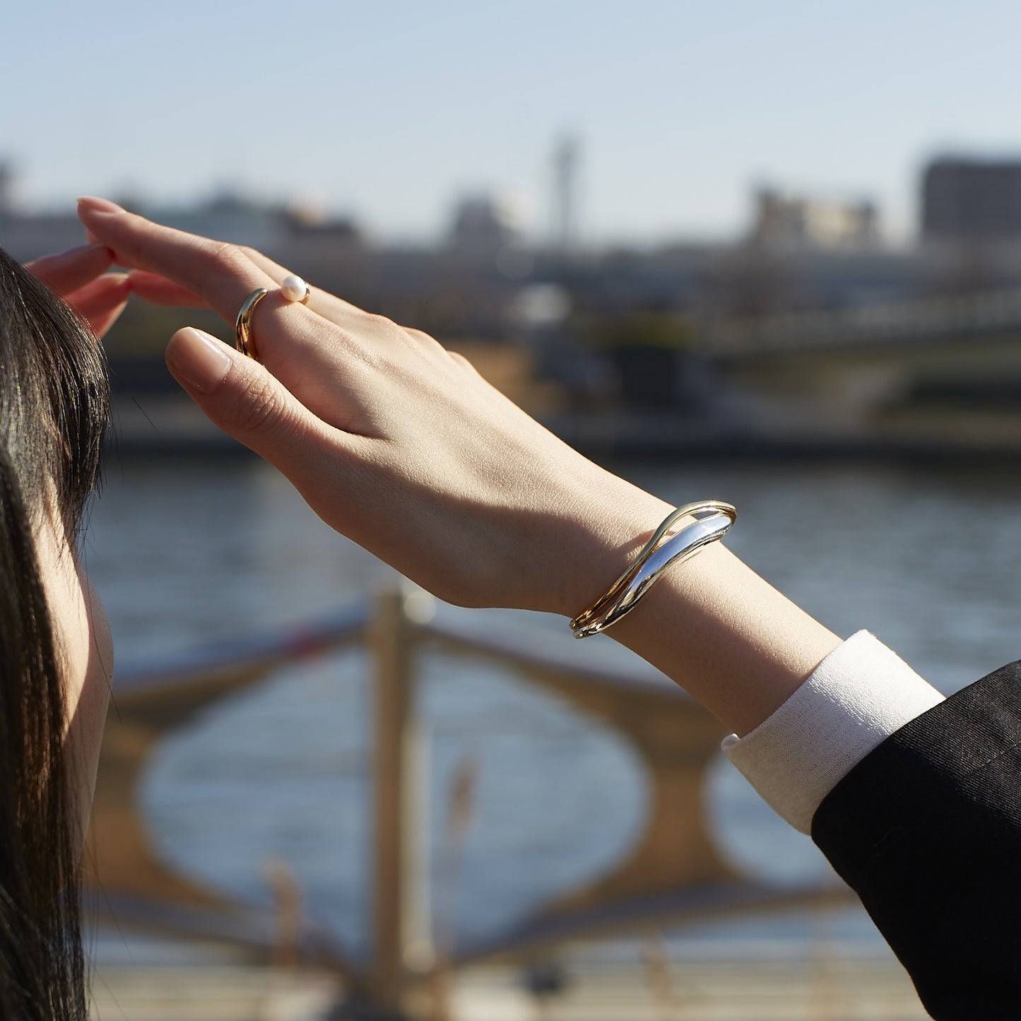 Nuance line cross Bangle