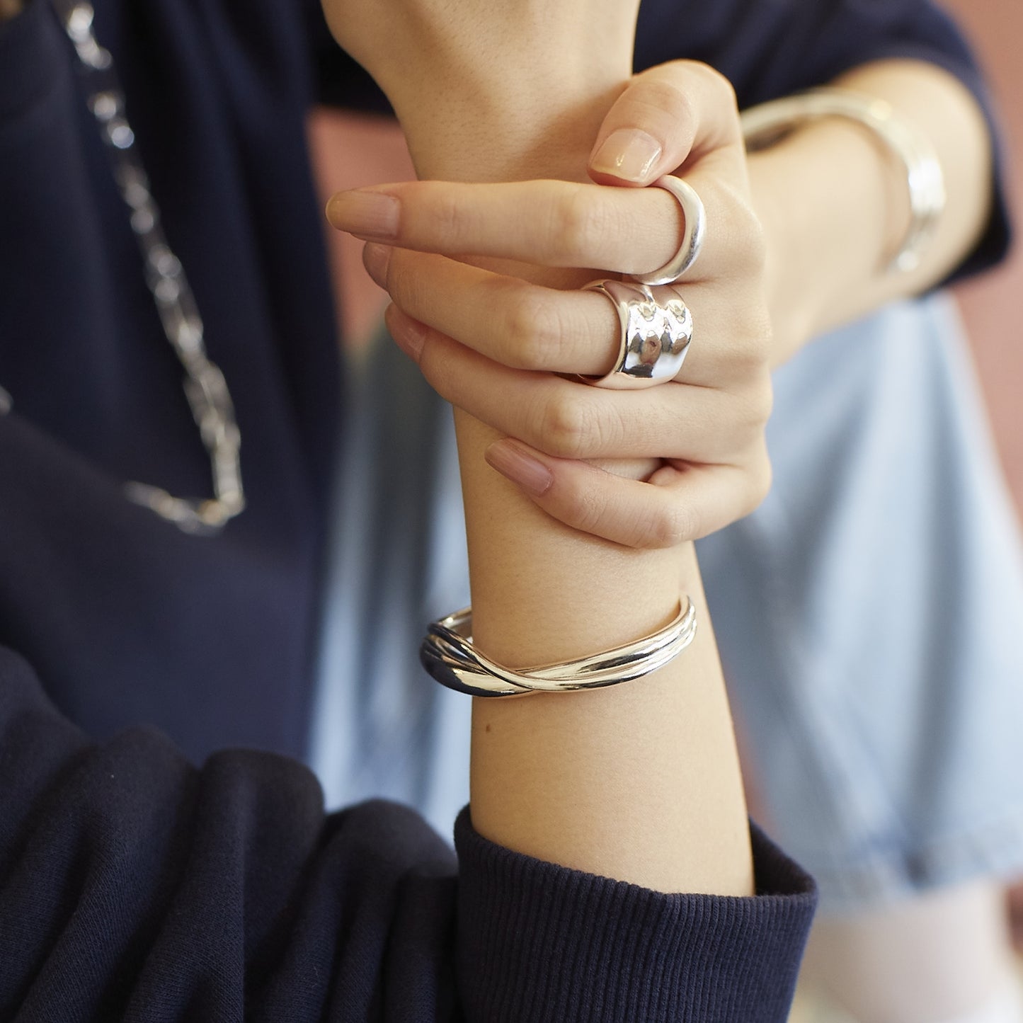 Nuance line cross Bangle