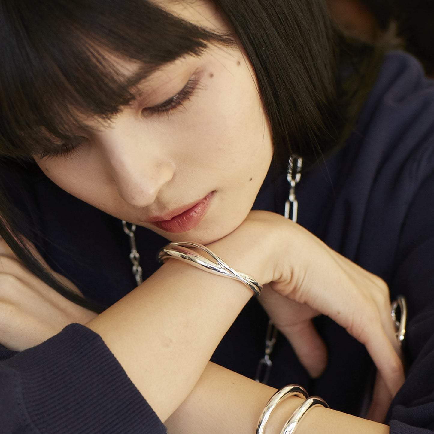 Nuance line cross Bangle