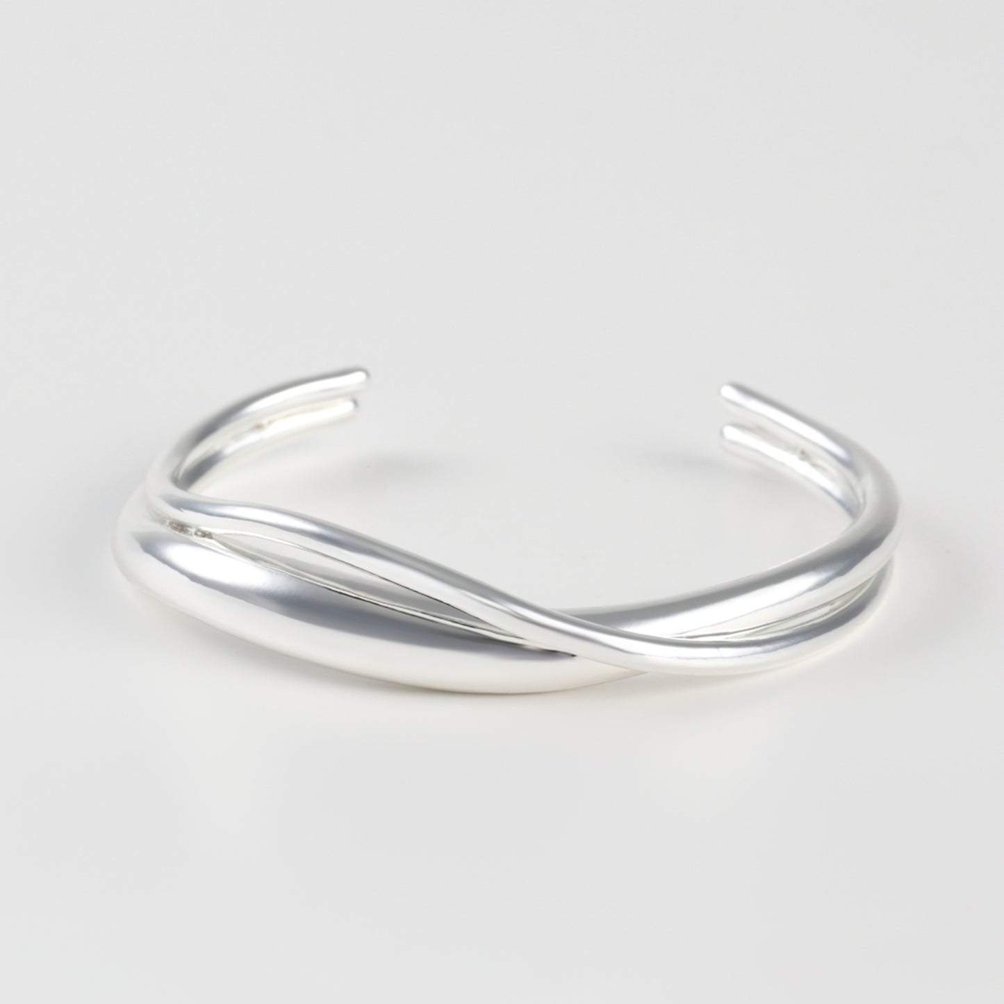 Nuance line cross Bangle