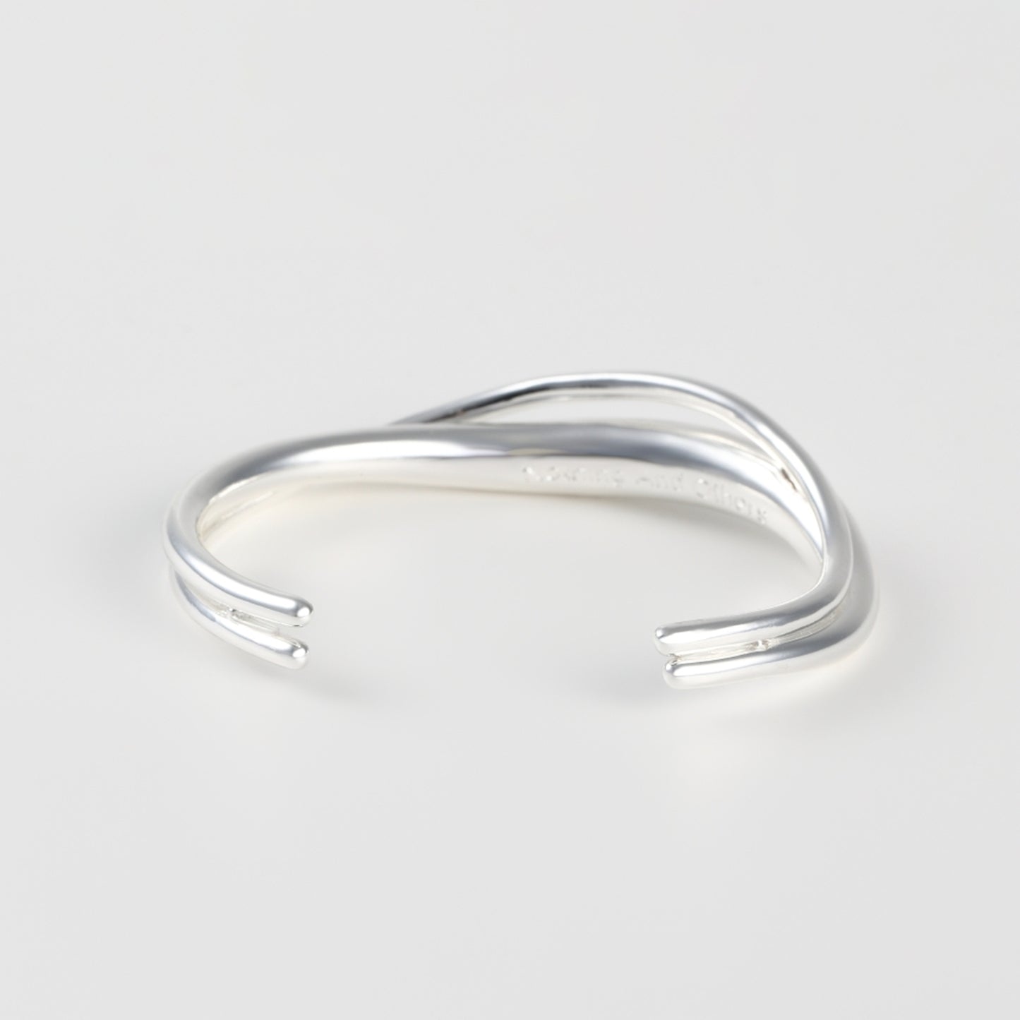 Nuance line cross Bangle