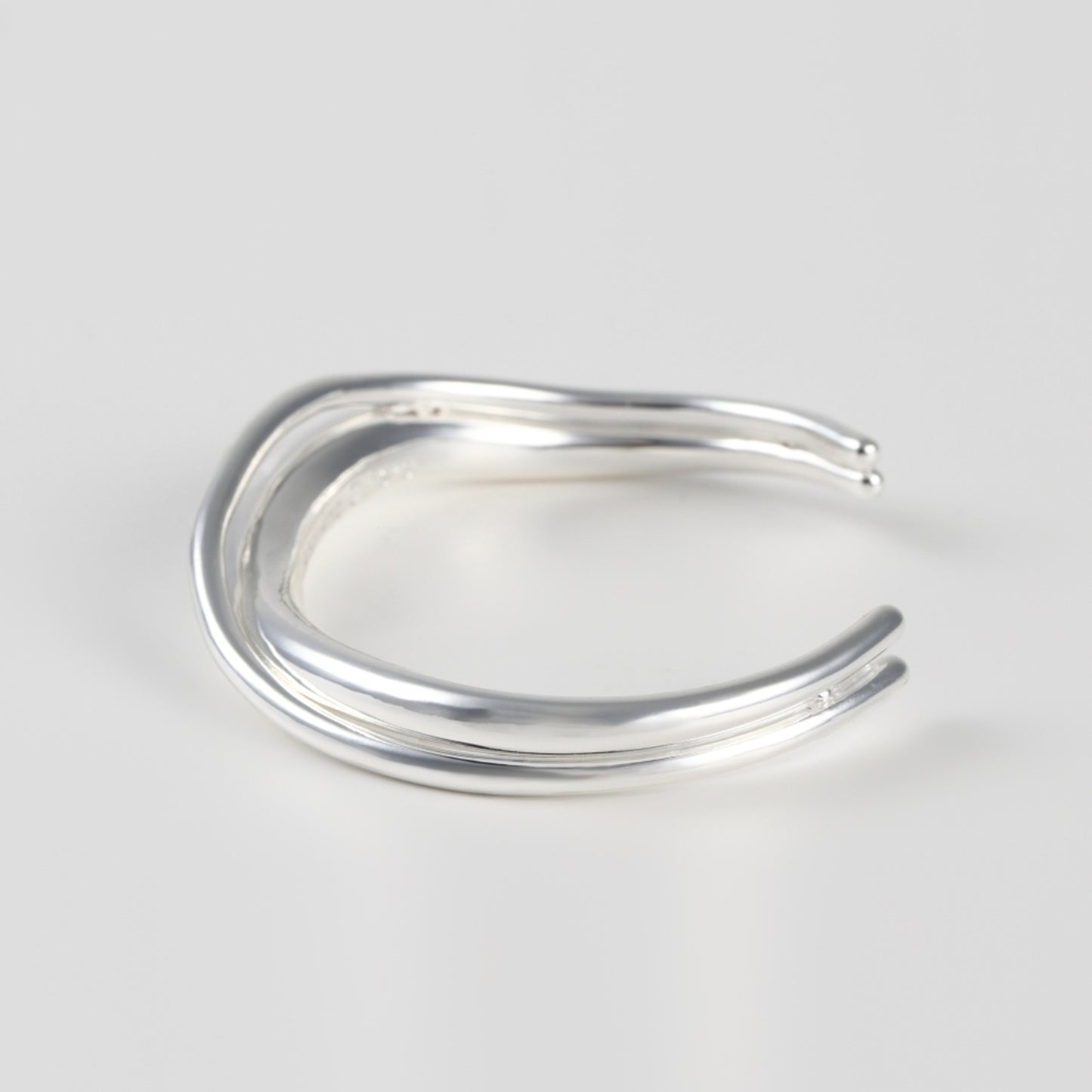 Nuance line cross Bangle