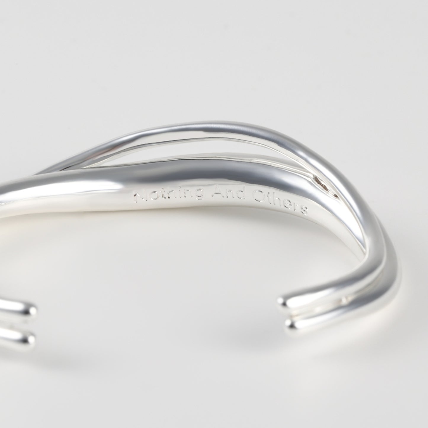 Nuance line cross Bangle