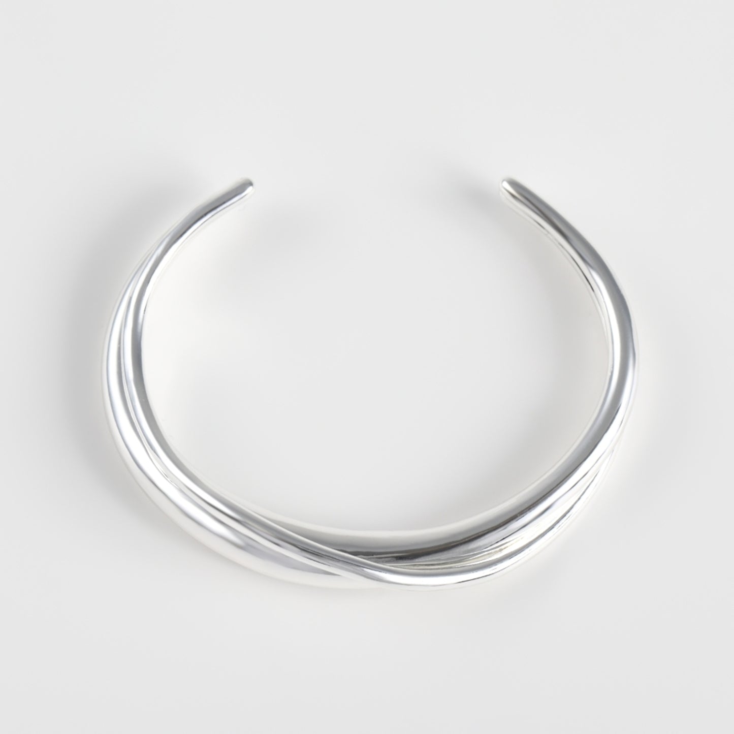 Nuance line cross Bangle