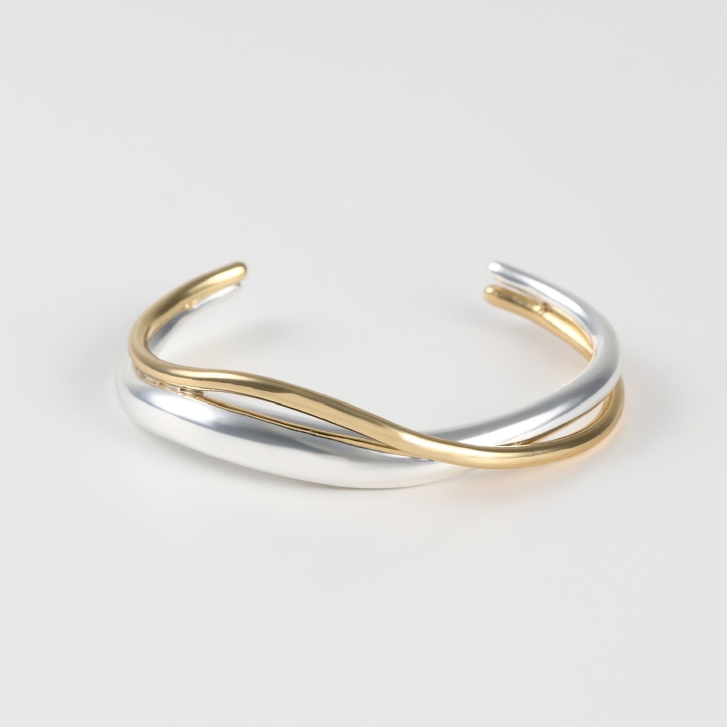 Nuance line cross Bangle