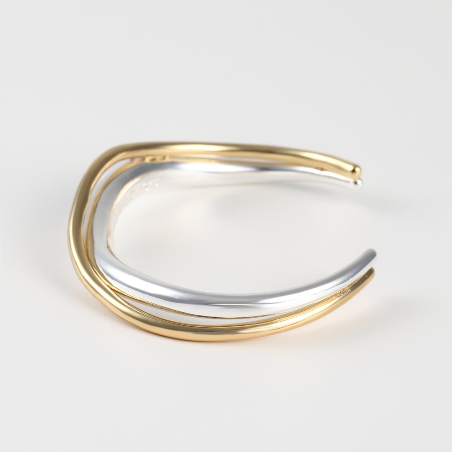 Nuance line cross Bangle