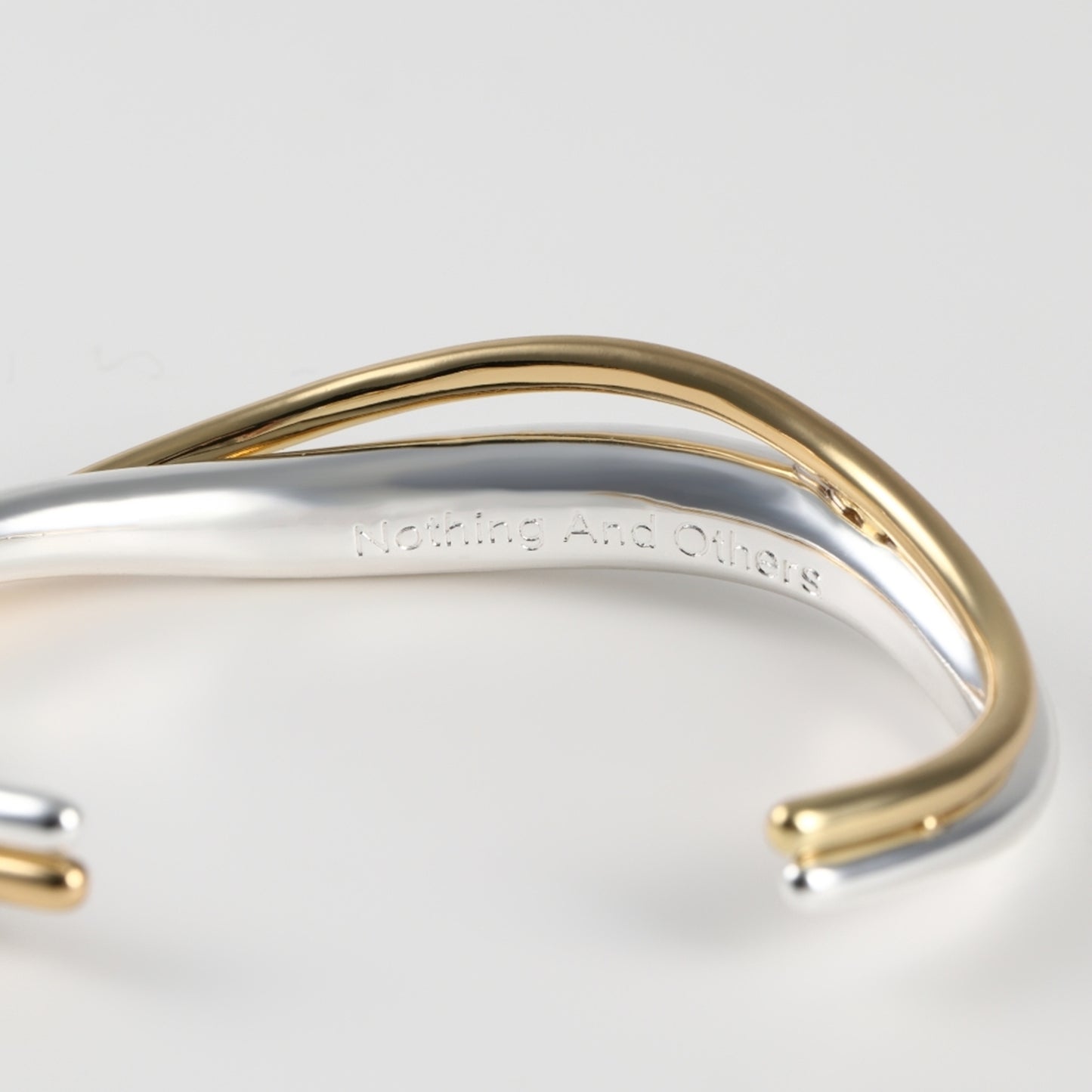 Nuance line cross Bangle