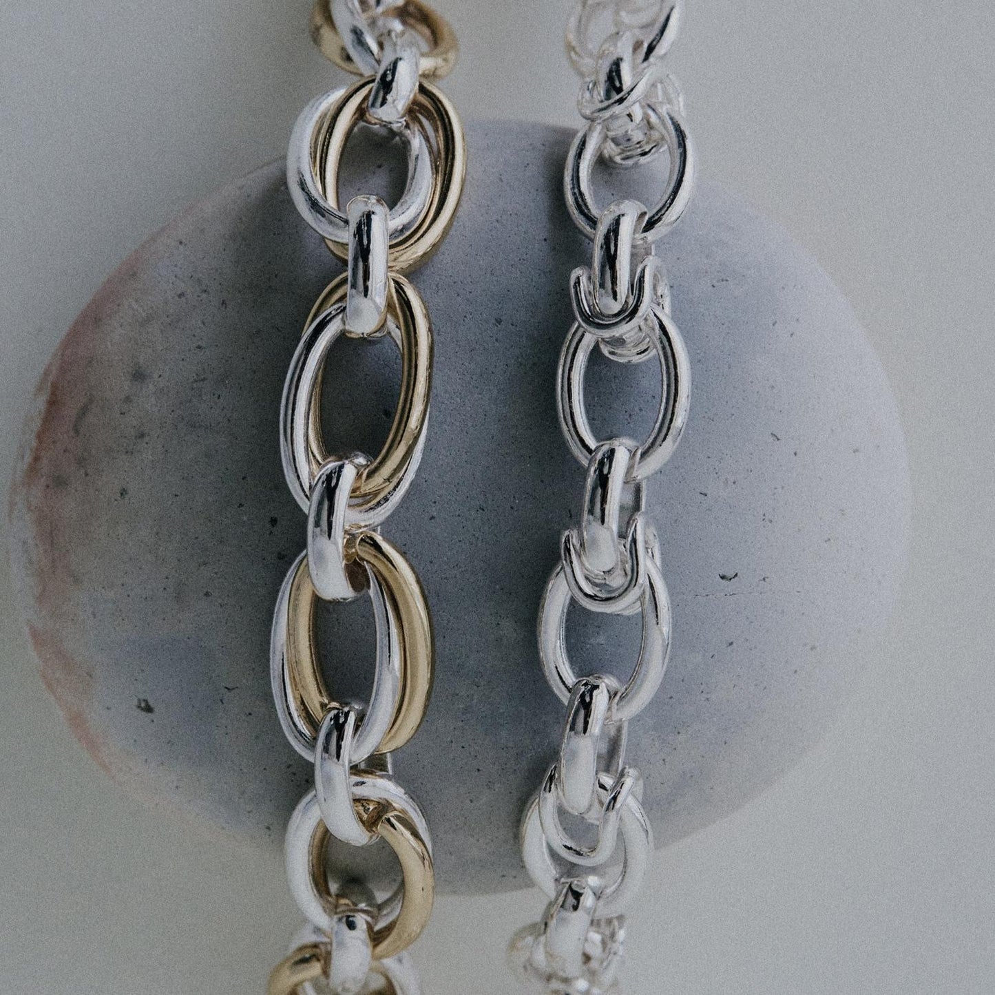 
                  
                    「Nothing And Others × DEMIU」Double Ring Chain Mobile Charm
                  
                