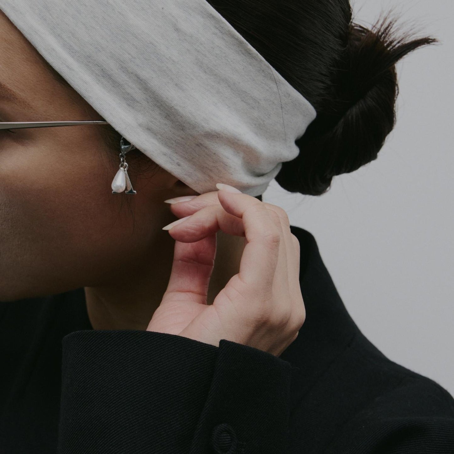
                  
                    Smooth Fit Hairband With Charm
                  
                