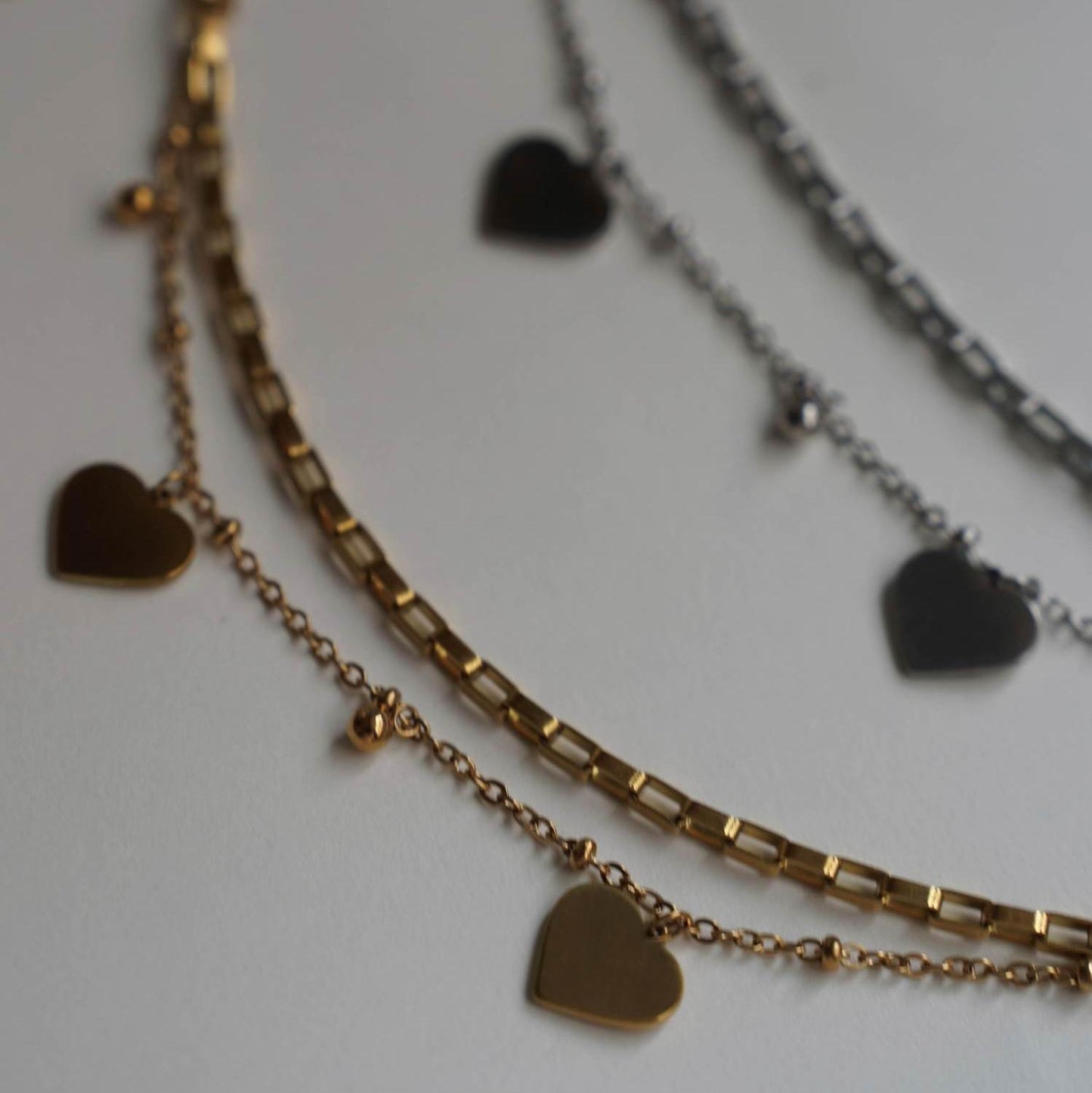 
                  
                    ハートチャーム2連ブレスレット
                  
                