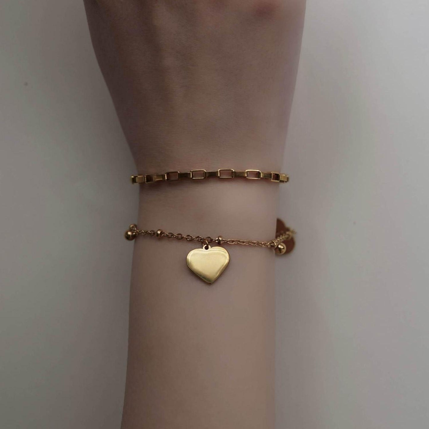 
                  
                    ハートチャーム2連ブレスレット
                  
                