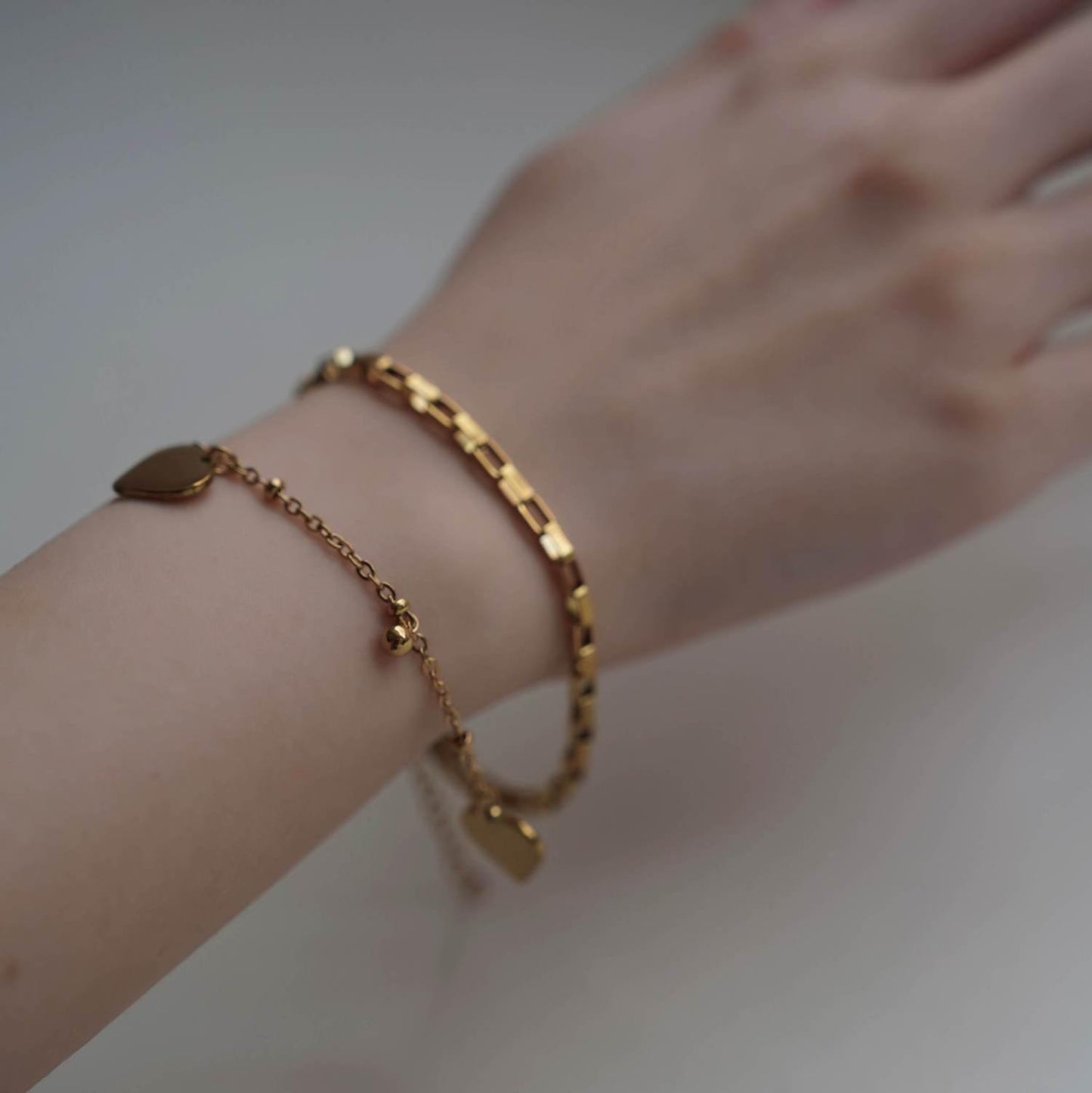 
                  
                    ハートチャーム2連ブレスレット
                  
                