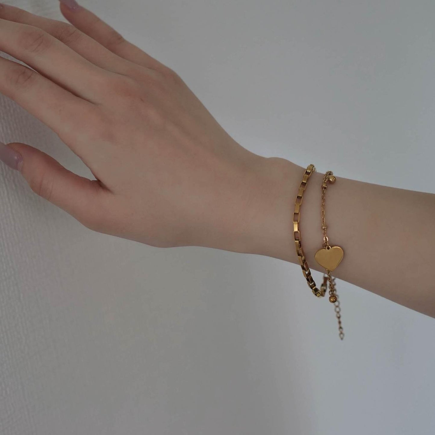 
                  
                    ハートチャーム2連ブレスレット
                  
                