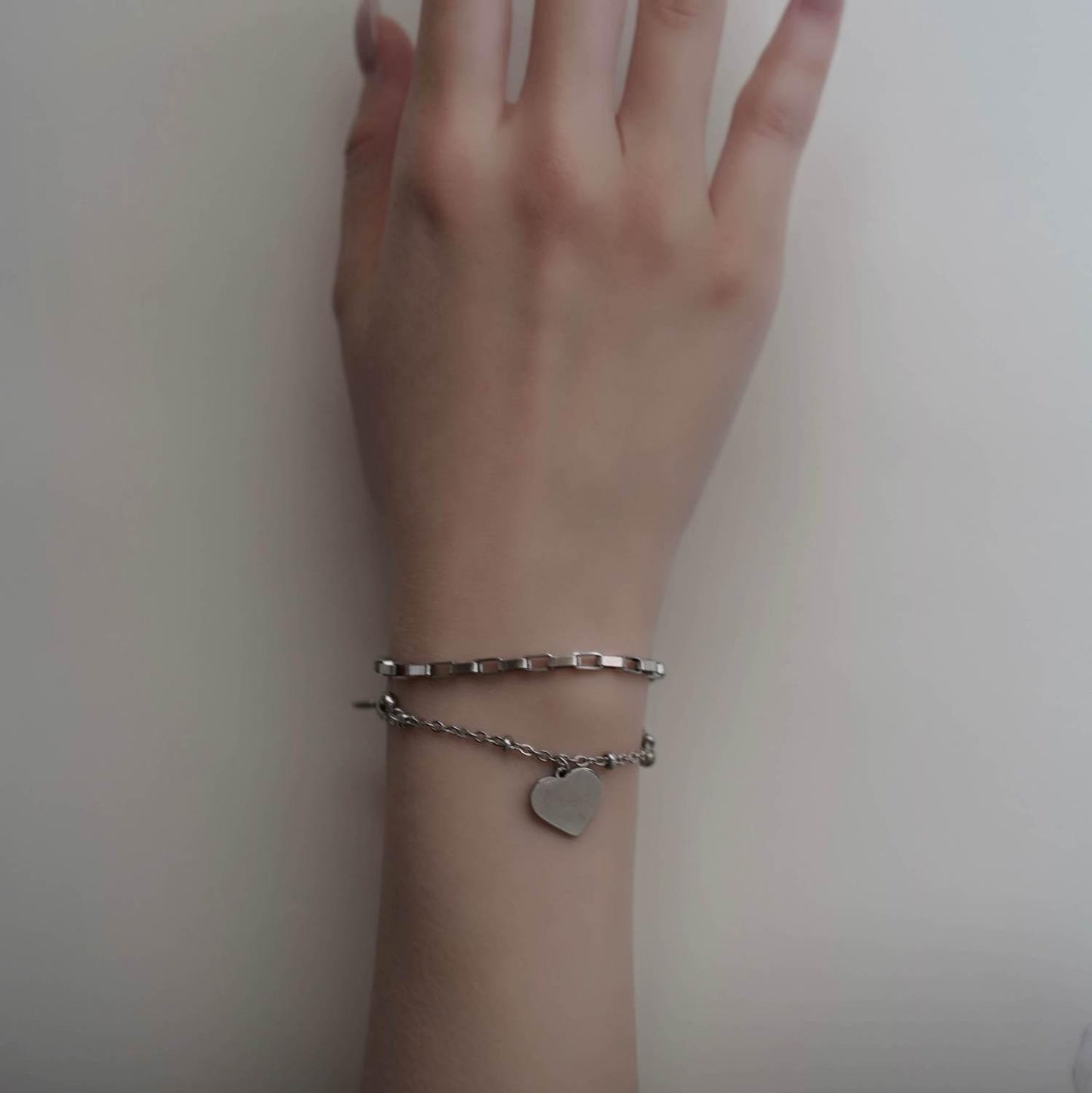 
                  
                    ハートチャーム2連ブレスレット
                  
                