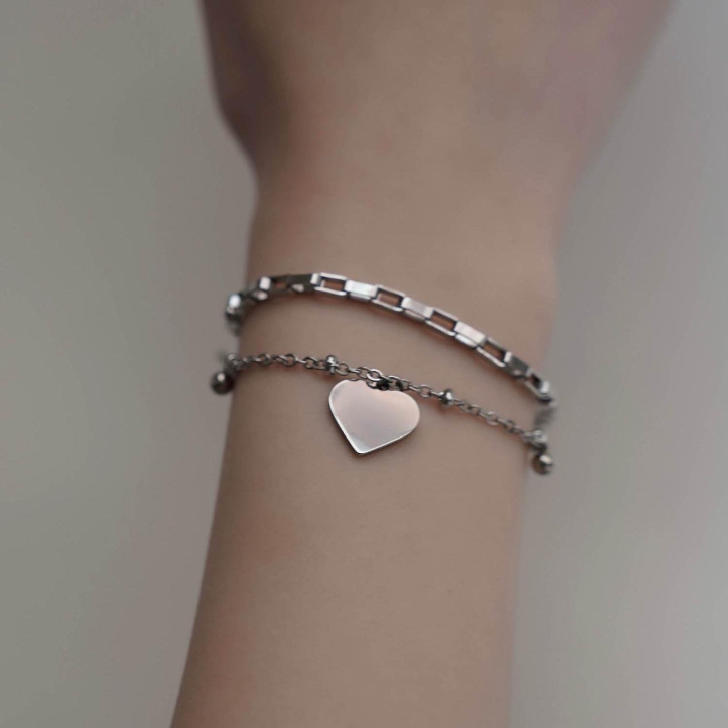 
                  
                    ハートチャーム2連ブレスレット
                  
                