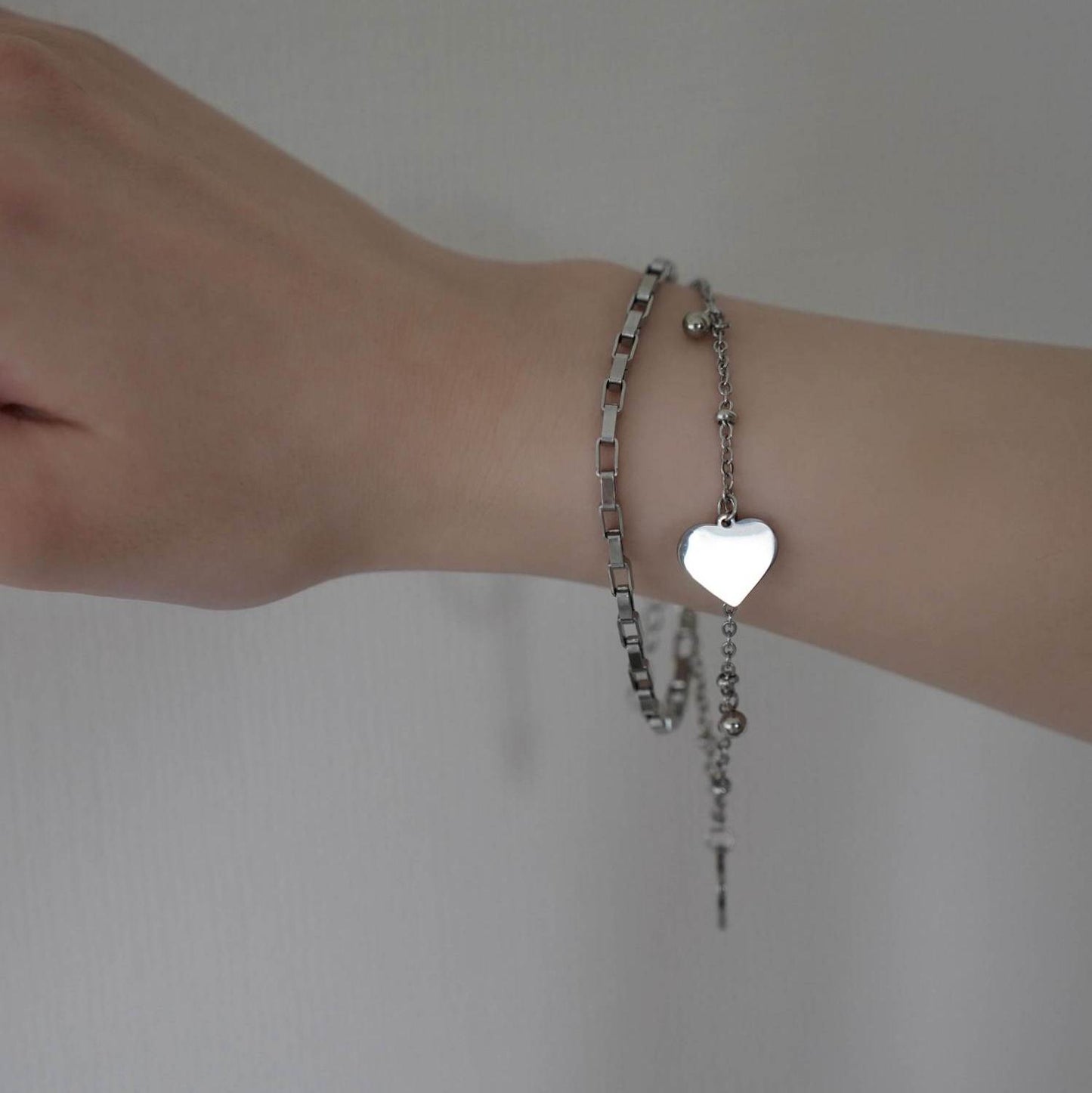 
                  
                    ハートチャーム2連ブレスレット
                  
                