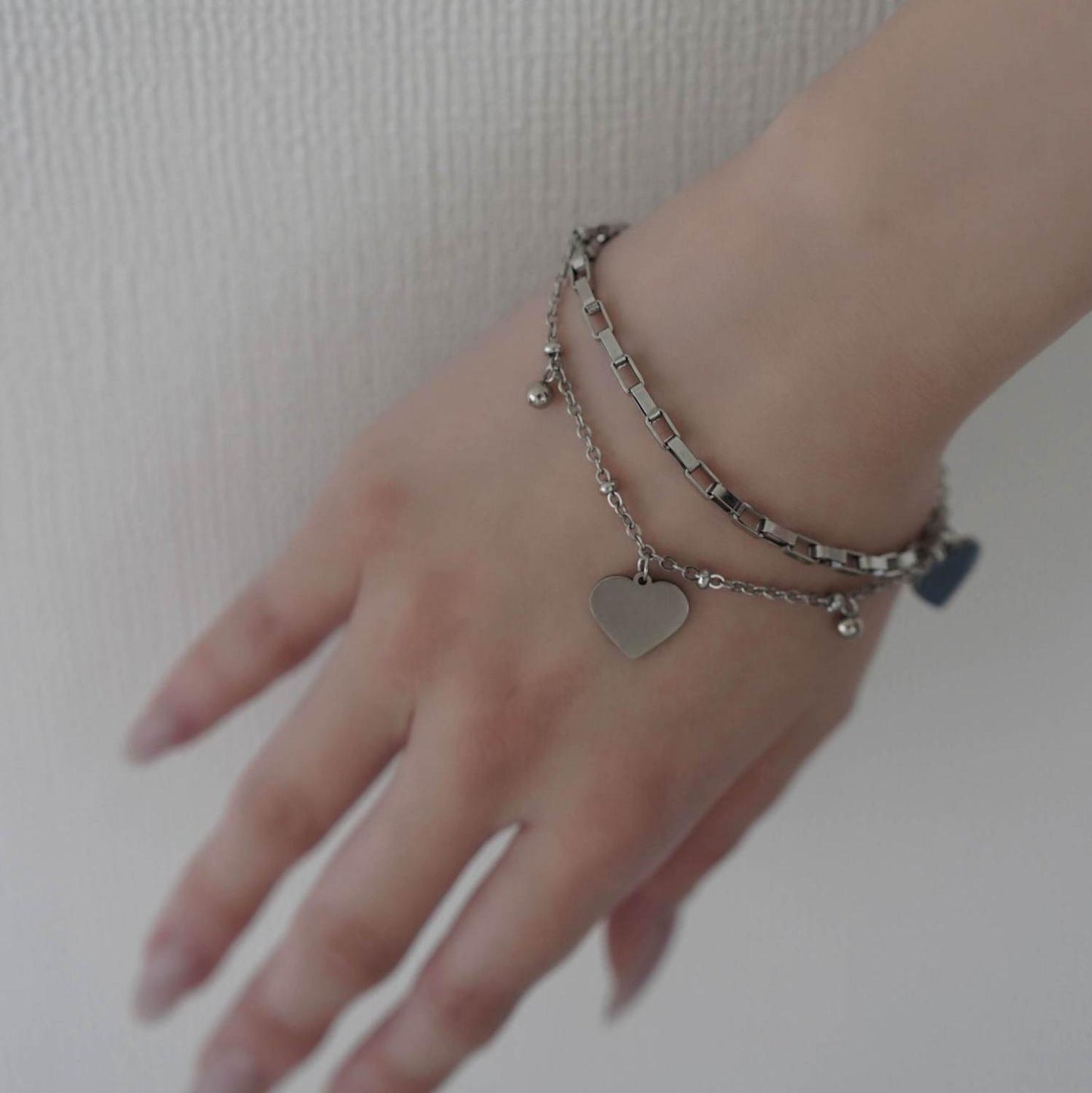 
                  
                    ハートチャーム2連ブレスレット
                  
                