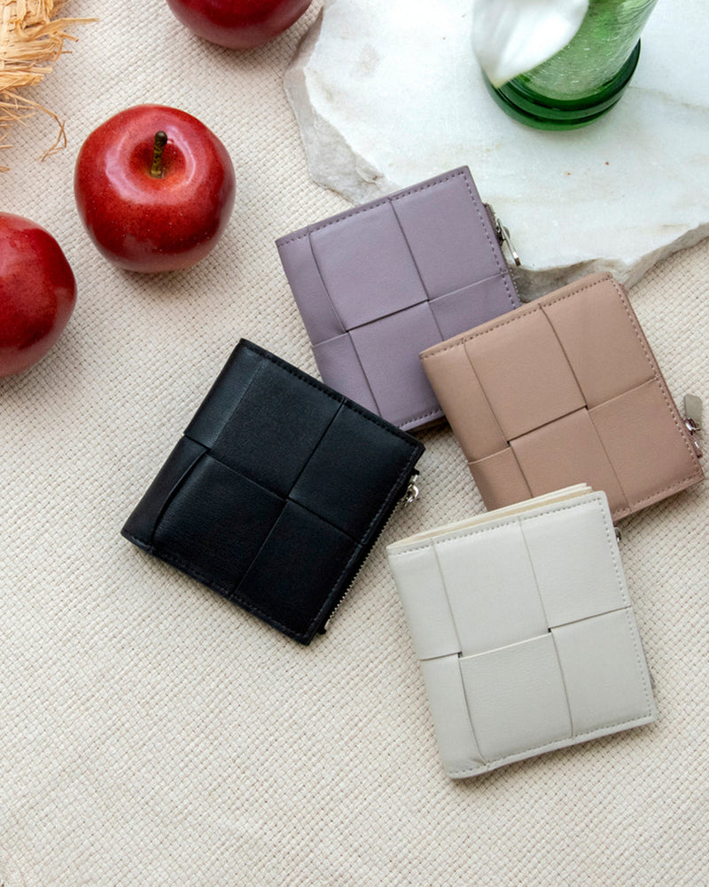 
                  
                    APPLE LEATHER croche wallet
                  
                
