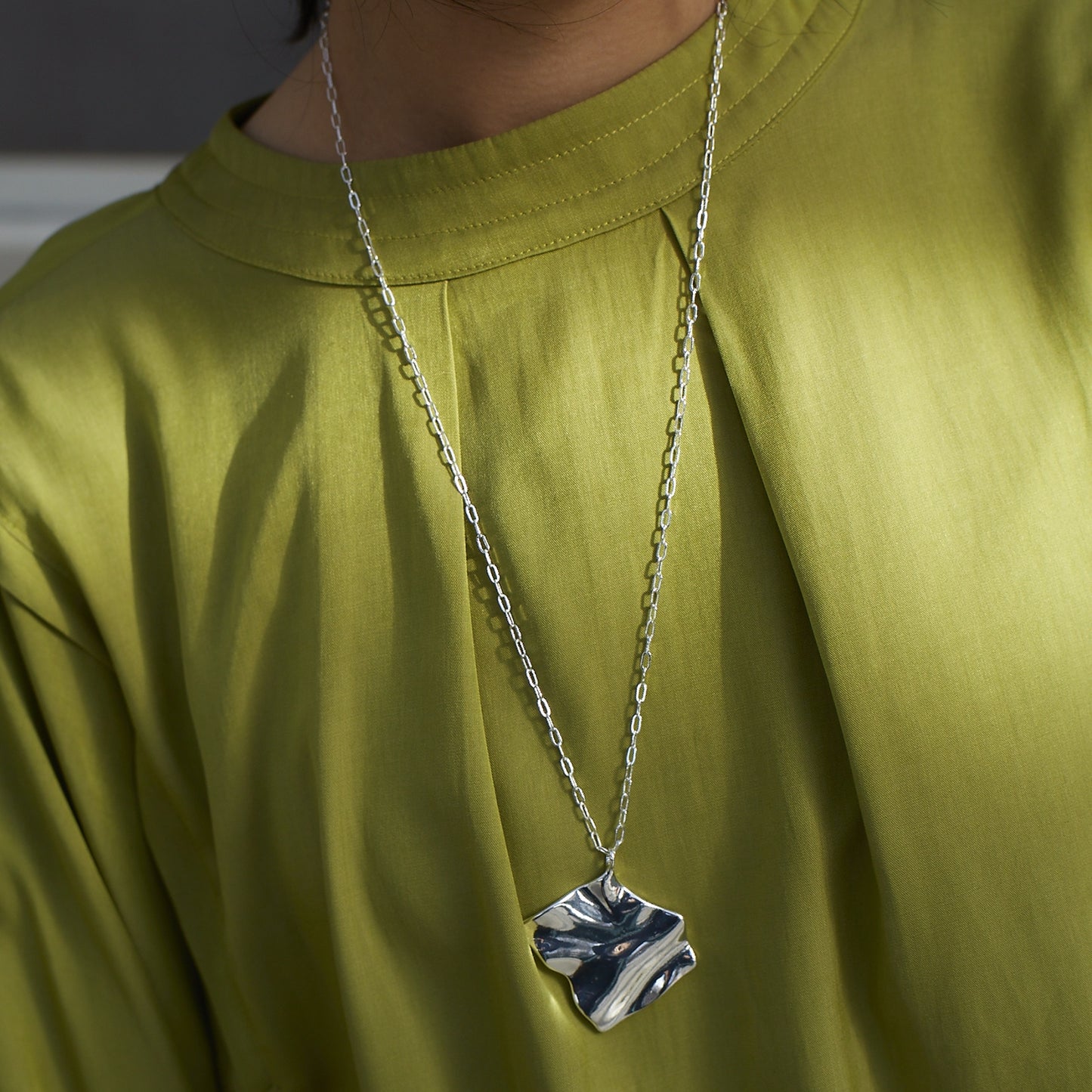 
                  
                    Wave square plate Necklace
                  
                